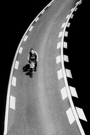 街拍-手机摄影-极简-道路-骑行者 图片素材
