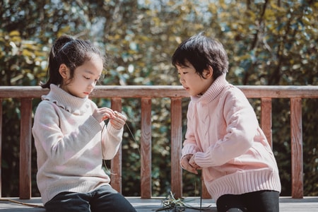户外-阳光-小孩-两个人-小孩 图片素材
