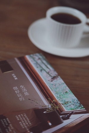 手作-咖啡-小雏菊-手冲-读书 图片素材