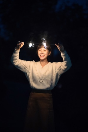 烟花-夜晚-女人-女性-微笑 图片素材