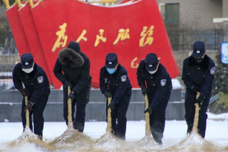 雪-扫除-警察-为人民服务-威海 图片素材