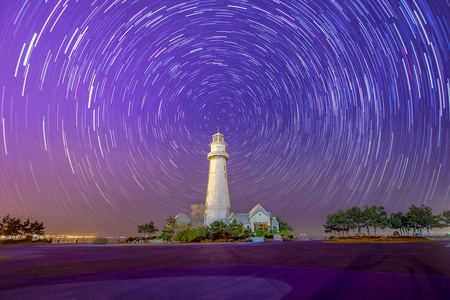 星轨-威海-悦海灯塔-夜晚-星轨 图片素材