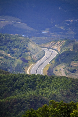 山野-丘陵-公路-弯道-盘山公路 图片素材