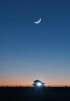 自然风光-东山湖-月亮-建筑-天空 图片素材