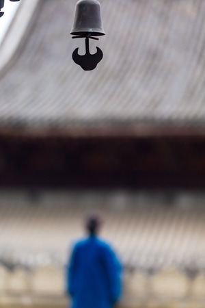 人像-铃铛-建筑-背影-女性 图片素材