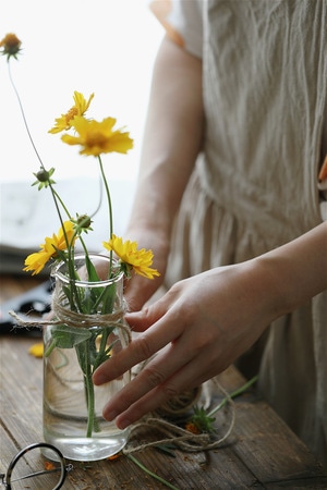 花瓶-玻璃瓶-本子-下午时光-黄花 图片素材