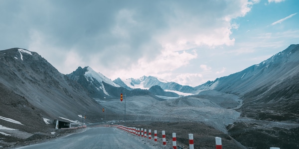 地理-旅行-独库公路-公路-山脉 图片素材