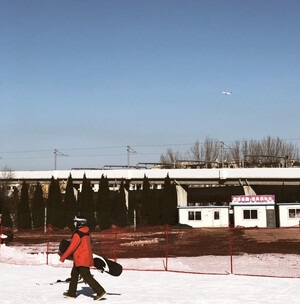 手机摄影-冬日暖阳-滑雪-冬天-行人 图片素材