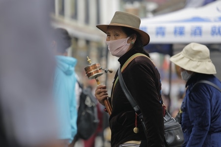 旅行-女人-女性-老人-转经轮 图片素材