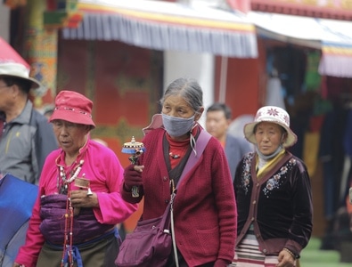 旅行-女人-女性-老人-转经轮 图片素材