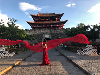 旅行-女人-女性-美女-房屋 图片素材