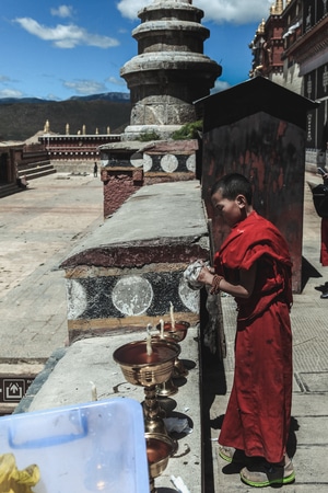 僧人-藏民居-藏地-光影-蓝天 图片素材