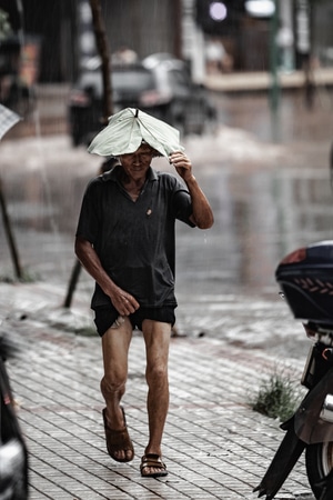 在路上-暴雨-天气-纪实-人文 图片素材