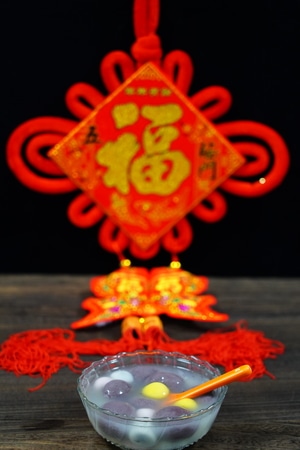 元宵节-汤圆-疫情防控中的新年-中国结-食物 图片素材