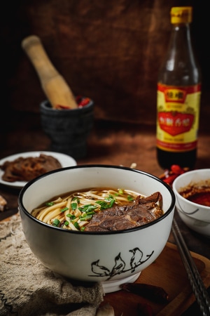 美食-牛肉面-牛肉-宽面-食物 图片素材