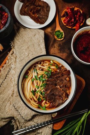美食-牛肉面-牛肉-宽面-食物 图片素材
