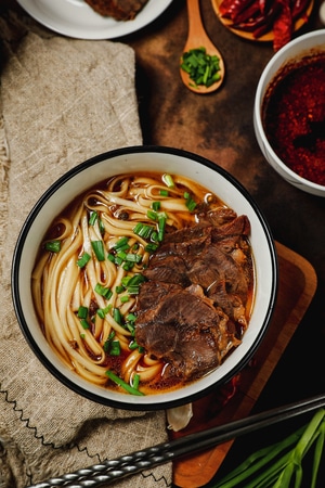 美食-牛肉面-牛肉-宽面-美食 图片素材