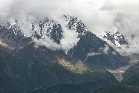 西藏-风光-南迦巴瓦-羞女峰-雪崩 图片素材