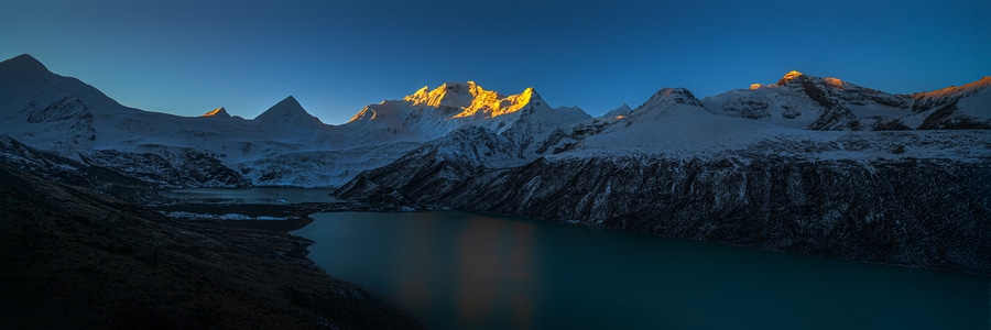 西藏-藏地风光-湖水-山峦-萨普神山 图片素材