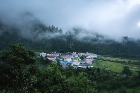 夏天-早晨-藏寨-村庄-云雾 图片素材