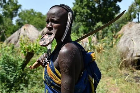 人像-唇盘族-埃塞俄比亚-铁环链甲-唇盘族 图片素材