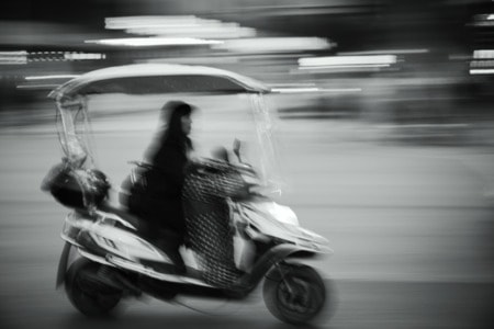 街拍-黑白-电瓶车-路人-电动车 图片素材