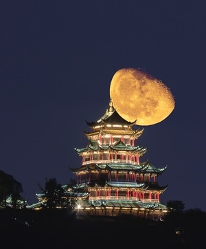 重庆-大金鹰-鴻恩阁-大月亮-夜景 图片素材