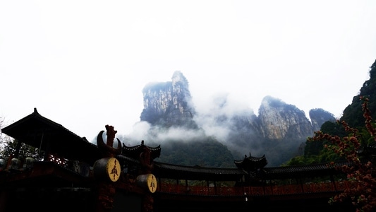 你好2020-山雾-苗寨-苗寨-走廊 图片素材