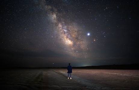 天空-星空-人-夜晚-银河 图片素材