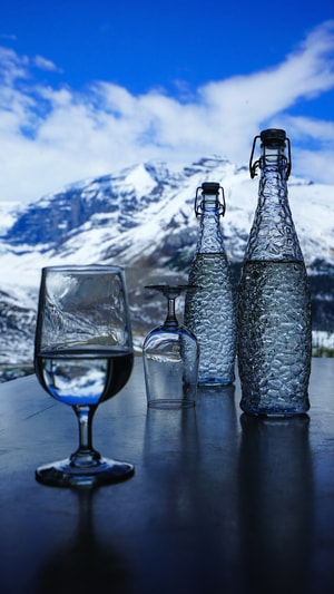 风光-旅行-雪山-湖泊-酒瓶 图片素材