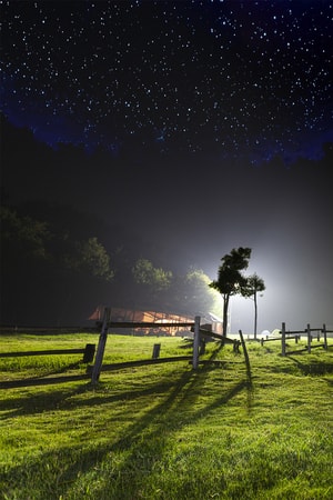 草原-逆光-栅栏-旅行-星星 图片素材