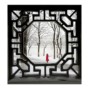 红衣女子-窗外-大雪-东湖-武汉 图片素材