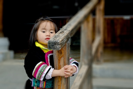 原创-人物-表情-侗族小女孩-桂林 图片素材