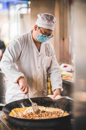 光影高新青春赋能-武汉复苏-男人-男性-厨师 图片素材