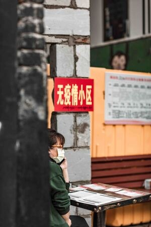 光影高新青春赋能-对称美-女人-女性-工作人员 图片素材