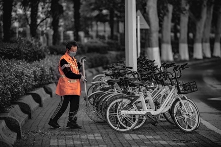 对称美-光影高新青春赋能-环卫工-街头-男人 图片素材