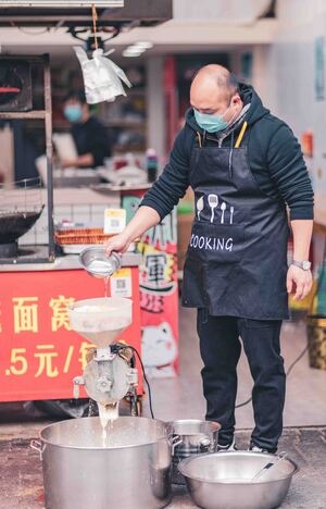光影高新青春赋能-男人-男性-商贩-小贩 图片素材