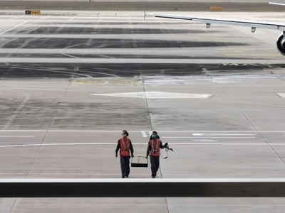 疫情防控中的新年-手机-街头-机场-机翼 图片素材