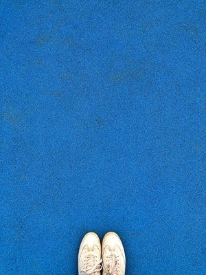 蓝-色彩-生活-地面-鞋 图片素材