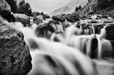 gr-黑白-瀑布-岩石-水流 图片素材
