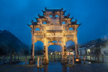 西递-牌坊-夜色-雨天-风光 图片素材