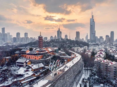 雪-航拍-鸡鸣寺-古城墙-紫峰大厦 图片素材