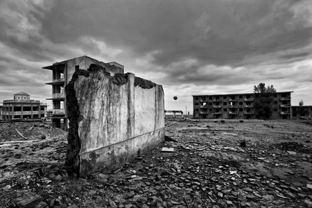 废墟-残墙-阴天-黑白-手机 图片素材