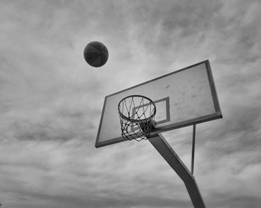 黑白-篮球-篮筐-仰拍-手机 图片素材