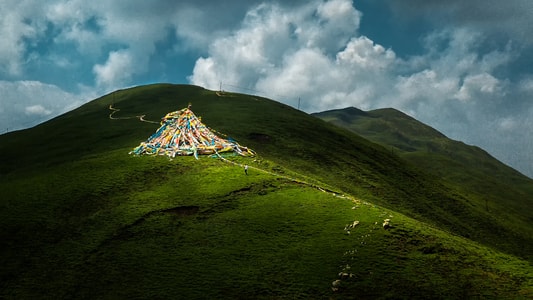 旅行-拉脊山-航拍-经幡-风景 图片素材