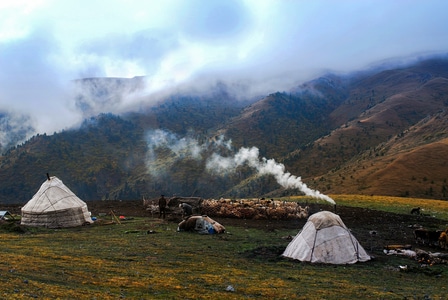 色彩光影-旅行人文-毡房-风景-草地 图片素材