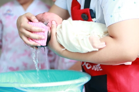 新生儿-婴儿-新生儿-手臂-洗头 图片素材
