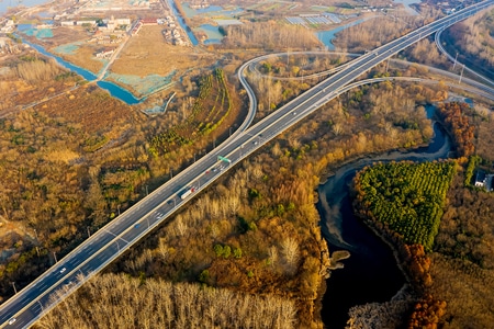 路-公路-高速-秋天-高角度 图片素材