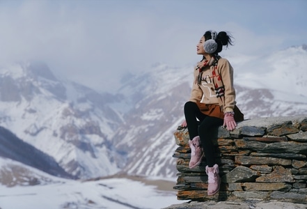 穿搭-美景-旅行-雪山-格鲁吉亚 图片素材