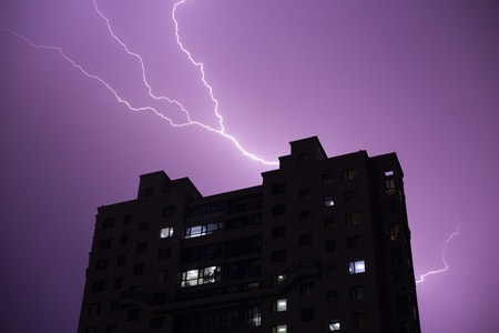 闪电-雨天-天空-大厦-闪电 图片素材